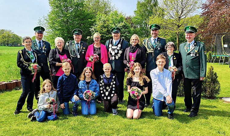 Majestäten von links nach rechts (hinten): Dörte und André Leise, Christel und Helmut König, Anke und Wolfgang Griestop, Tanja und Hans-Dieter Kötter, Susanne und Rainer Kötter. (vorne): Jette König, Clemes Haarmeier, Johanna Oelrich, Finn Holthaus, Katharina Oelrich und Marten Haarmeier.