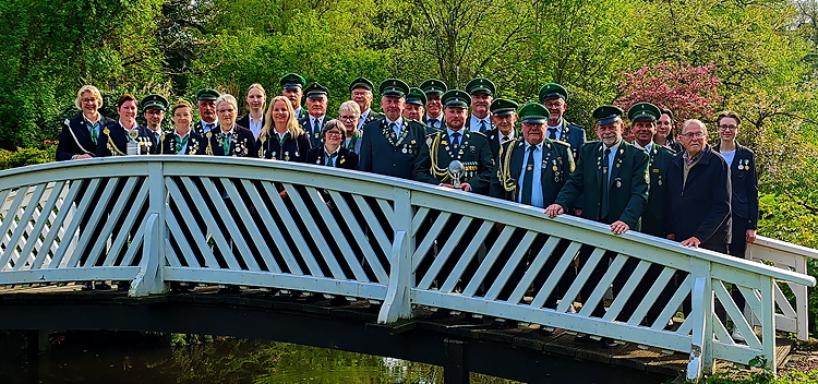 Die Vereinsmeister und die ausgezeichneten Mitglieder auf der Brücke bei Erpenbeck