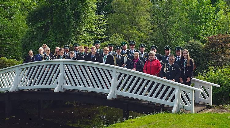 Die Vereinsmeister und die ausgezeichneten Mitglieder auf der Brücke bei Erpenbeck