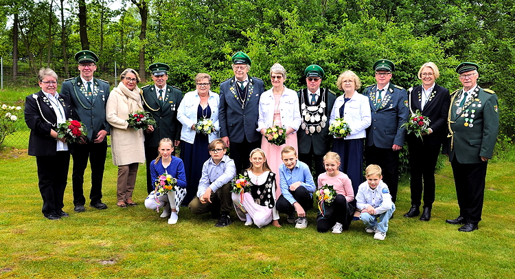 Majestäten von links nach rechts (hinten): Claudia und Andreas Winter, Freya und Ulrich Erpenbeck, Petra Grzelachowski und Ludger Sasse, Manuela und Günter Eschmann, Ingrid und Kurt Haarlammert (vorne): Romy Falkenau, Finley Stockdiek, Anna-Maria Falkenau, Clemens Haarmeier, Pippa Schlichter und Jan Holthaus.