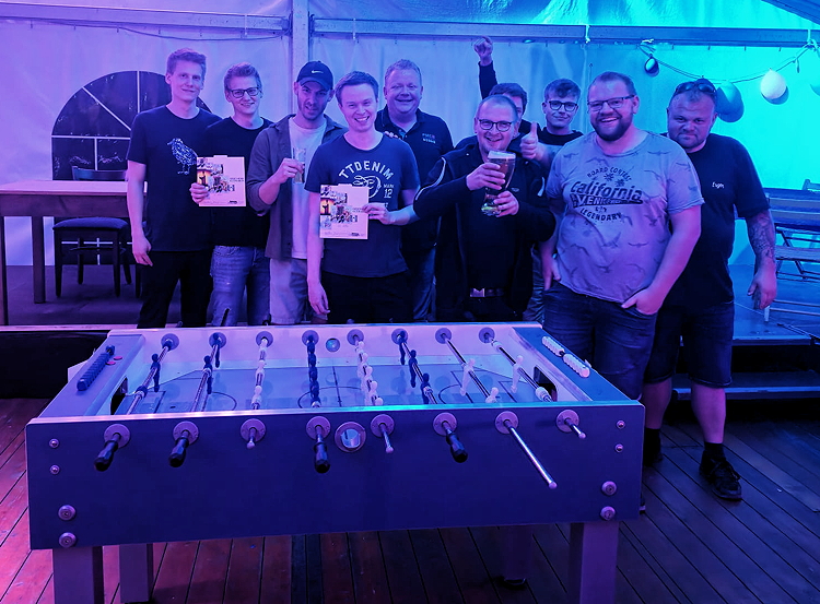 Kickerturnier 2024. Gewinner von links nach rechts: Holger Kortkamp, Tobias Ehmann, Thomas Kuhn, Marcell Osterhaus, Malte Schomaker, Henner König, Thomas Kortkamp.