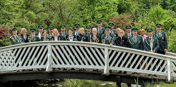 Die Vereinsmeister und die ausgezeichneten Mitglieder auf der Brücke bei Erpenbeck