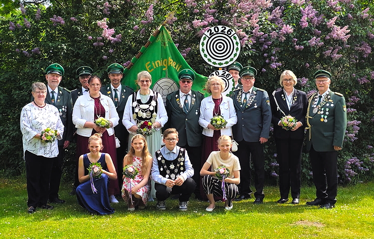 Majestäten von links nach rechts: Silberkönigspaar Irmild und Manfred Holtkamp, Fahnenträger Joachim Langenheder, Elke und Stefan Falkenau, Manuela und Günter Eschmann, Gisela und Horst Eschmann, Scheibenträger Marvin Schölisch, Kaiserpaar Ingrid und Kurt Haarlammert; vorne: Romy Falkenau, Anna-Maria Falkenau, Finley Stockdiek und Nora-Sophie Büchter