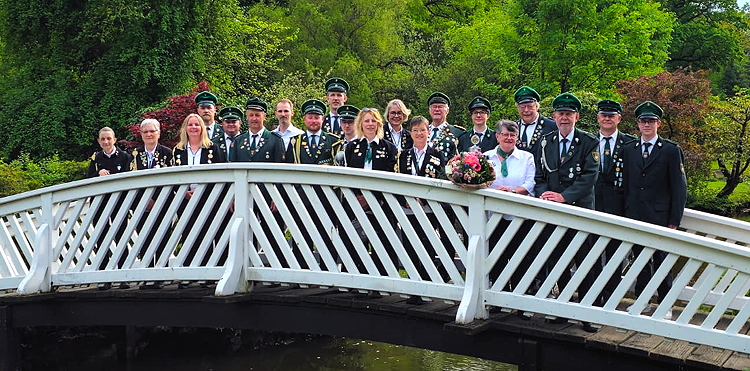 Die Vereinsmeister und die ausgezeichneten Mitglieder auf der Brücke bei Erpenbeck