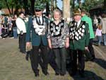 Maibaumaufstellen im Dorf, Wilfried Hürkamp (Wester), Marita Schröer (Hölter), Heinz Kemper (Overbeck)