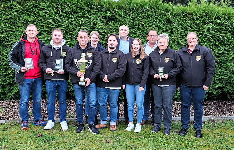 Sieger 2023 von links nach rechts: Mathias Löw, Dominik Kötter, Torsten Koppisch, Carla Vietmeier, Dustin Koppisch, Torsten Buller, Lara Schallenberg, Klaus Buddemeier, Angelika Hürkamp, Natascha Schwake