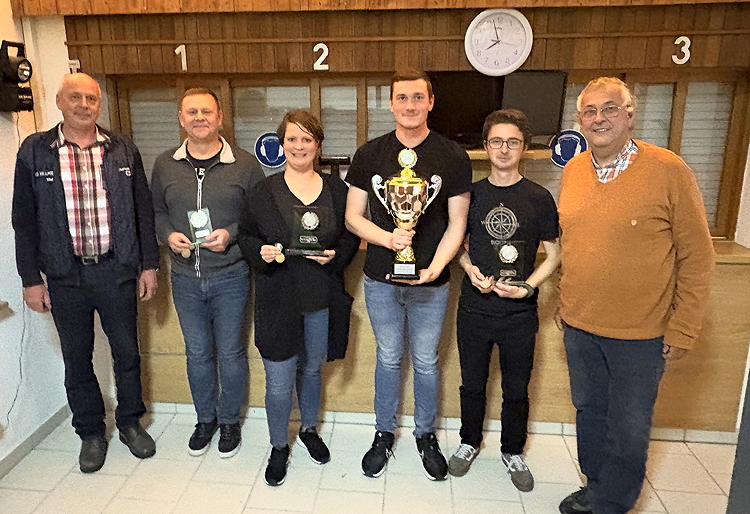 Sieger 2025 von links nach rechts: Reiner Aufderhaar (Heimatschützenbund Mecklenburger Land), Mathias Löw, Anne-Marie Brinkmeier, Marvin Schölisch, Florian Leise, Hartmut Kotlewski (Vertreter der Gemeinde). Auf dem Bild fehlen die Mannschaftsmitglieder Dominik Kötter und Ralf Eschmann.